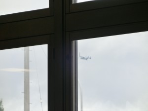 窓から飛来するオスプレイ