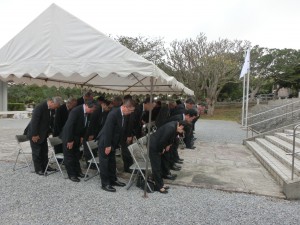 祈りを込める参列者