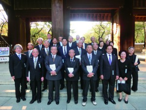 靖国神社神門前で