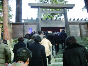 新しい正宮の階段をのぼる