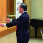 衞藤運営委員長の先導による聖寿万歳